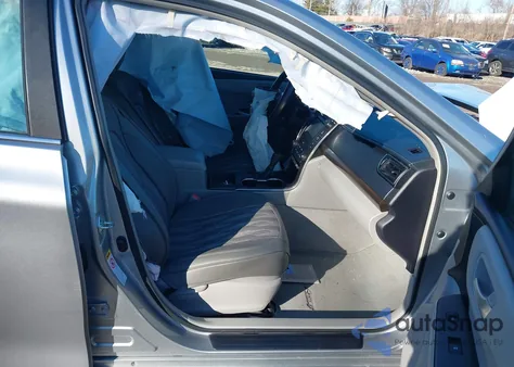 2015 Toyota Camry Le z USA, uszkodzony, nr VIN 4T4BF1FK0FR494773